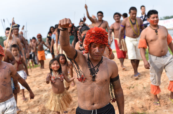 Indígenas Mundurukú se manifiestan contra una hidroeléctrica en el río Tapajós