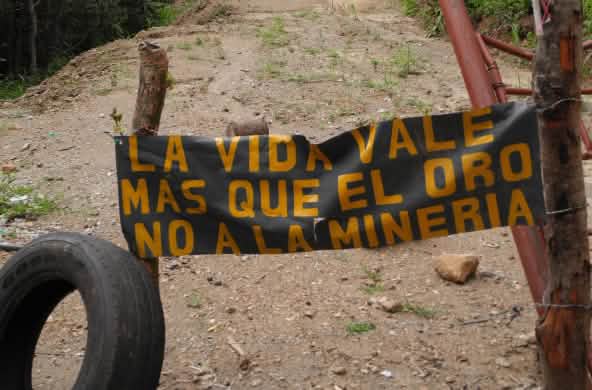 Pancarta del campamento antiminero en La Puya, Guatemala "La vida vale más que el oro. No a la minería"