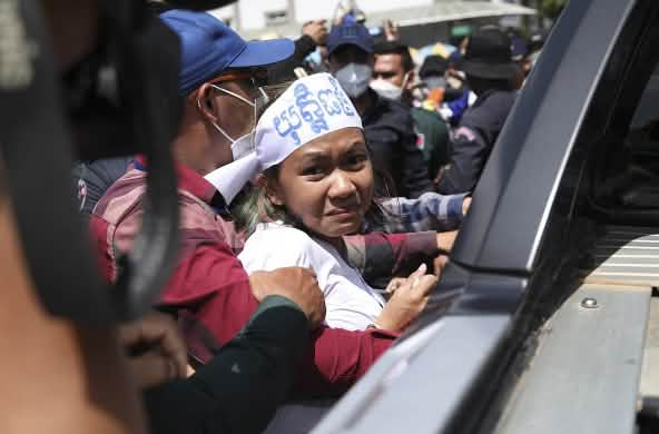 Detención de Phuon Keoraksmey, activista de Mother Nature Camboya, quien mira a la cámara con expresión de enorme disgusto