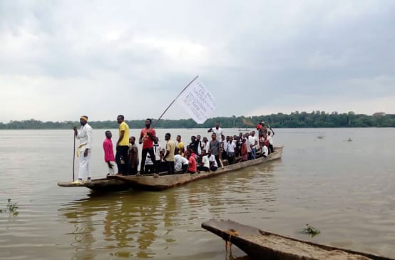 Manifiestación en barca contra el envenenamiento del río Aruwimi, en la provincia de Tshopo, República Democrática del Congo