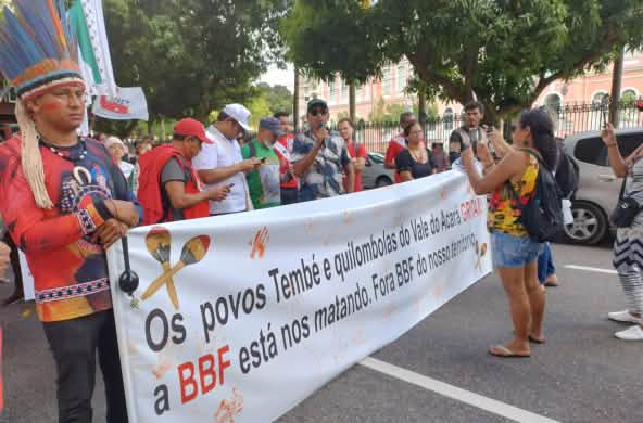 Comunidades indígenas y quilombolas protestan en contra de la expansión del monocultivo de palma aceitera con pancarta "BBF nos está matando. Fuera de nuestro territorio"