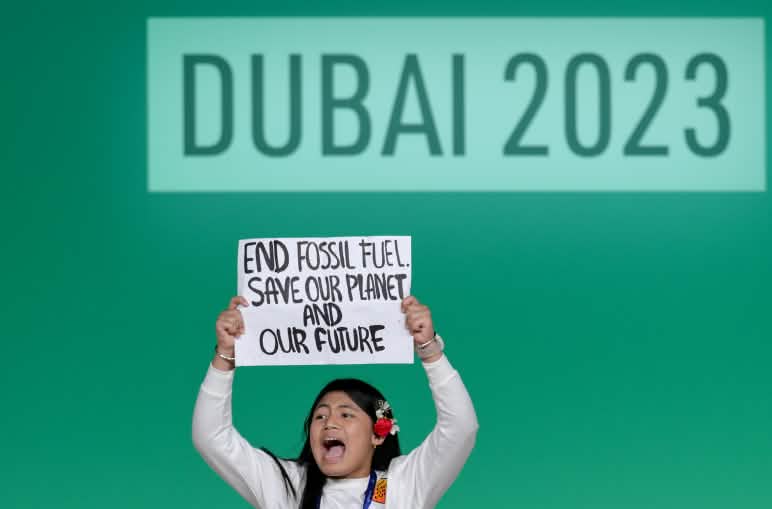 Muchos motivos para protestar en la COP28 de Dubái: aquí, contra los combustibles fósiles Protesta durante la COP28 en Dubái: "Fin a los combustibles fósiles. Salven nuestro planeta y nuestro futuro."