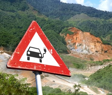Fotomontaje: Señal de tráfico con un automóvil eléctrico delante de una mina en Ecuador