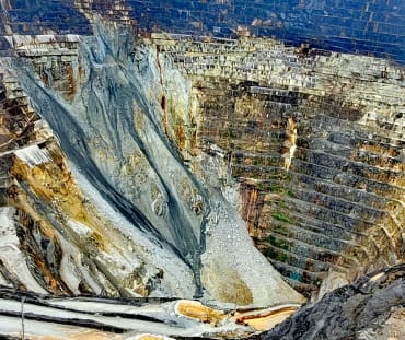 Vista del tajo abierto, que permite ver la destrucción causada por la mina Grasberg en Papua, Indonesia