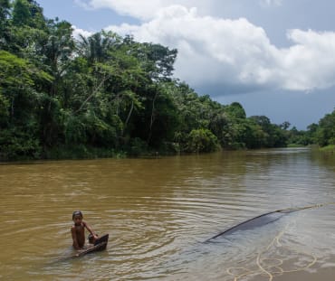 Niño se baña en el río Caquetá, en Colombia, del cual preocupa que está contaminado con mercurio