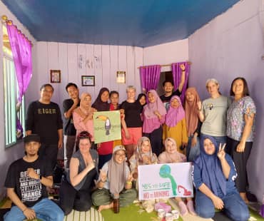 Grupo de mujeres resistiendo a la minería en Sulawesi, Indonesia, junto con miembros de Salva la Selva y Yes to Life No to Mining, en Octubre 2023