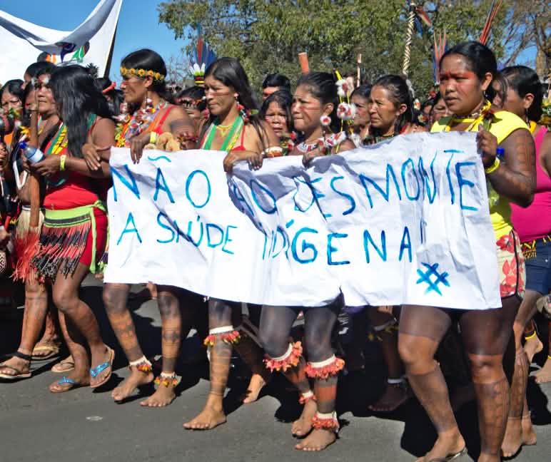 Protesta contra la deforestación y el acaparamiento de tierras en Brasil Mujeres indígenas de brasil protestan contra la destrucción de sus territorios con una pancarta en la que dice “Nao ao desmonte” contra la deforestación de la selva tropical
