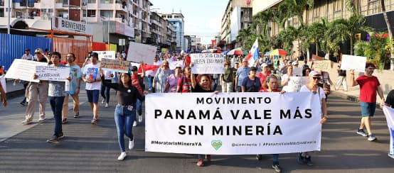 Manifestación con pancartas contra la minería en la ciudad de Panamá en septiembre 2023