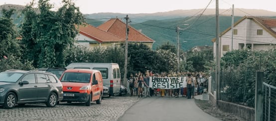 Participantes de la acampada Barroso sin Minas, en Covas do Barroso, Portugal, se manifiestan por las calles de la aldea con una pancarta en la que se lee "Barroso vive y resiste"