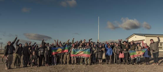 Foto de grupo tras un taller de extractivismos organizado por la Asamblea en Defensa del Agua y el Territorio de Wawel Niyeo y la Coordinadora del Parlamento Mapuche Tehuelche en el CET N° 26, en Wawel Niyeo/Ing. Jacobacci