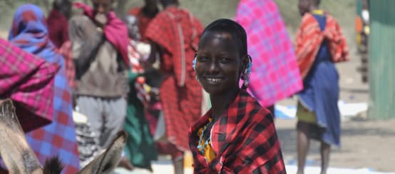 Mujeres y hombres del pueblo Masai en un mercado