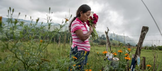 Julia Francisco Martínez ante la tumba de su esposo asesinado Francisco Martínez Márquez