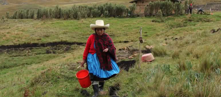 Máxima Acuña en su tierra, el lugar del conflicto con la minera Yanacocha Máxima Acuña en su predio