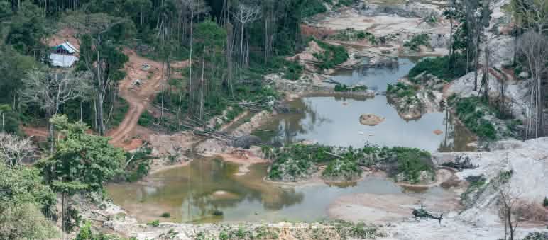 Vista aérea de minería ilegal de oro en la amazonía de Brasil