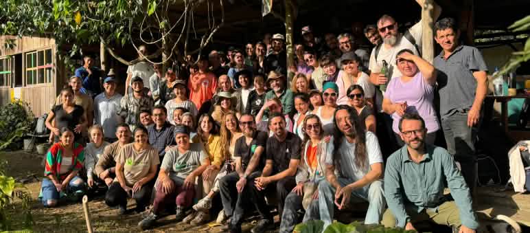 Miembros de la Iniciativa Más que Derechos Humanos (MOTH, por sus siglas en inglés) y abogadas y abogados de la Universidad Andina Simón Bolívar de visita en Los Cedros Grupo de personas de visita en la Estación Científica en el Bosque Protector Los Cedros