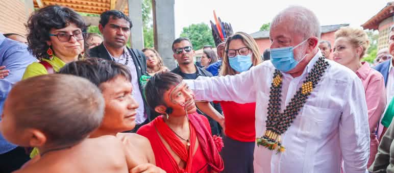El presidente Lula da Silva visita el territorio Yanomami y habla con representantes Presidente de Brasil Lula da Silva visita Casa de Salud en territorio Yanomami