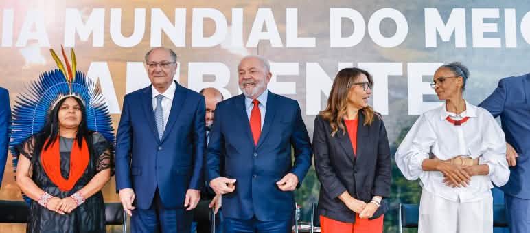 El Presidente Lula da Silva (centro) junto con la Ministra de los Pueblos Indígenas (izquierda) y la Ministra de Medio Ambiente  (derecha) en la presentación del Plan de Acción El presidente Lula da Silva junto a ministras Marina Silva y Sonia Guajajara y otras autoridades, delante de un cartel que dice en portugués ‘Día Mundial del Medio Ambiente’