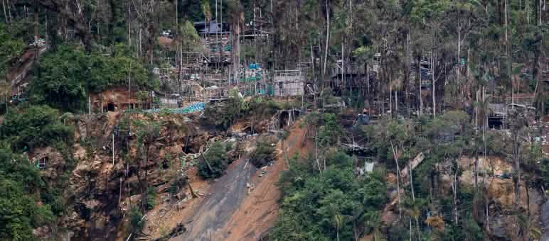 Catástrofe causada por la minería ilegal, peligrosos derrumbes en la ladera invadida Derrumbe de una ladera causado por actividades ilegales de minería