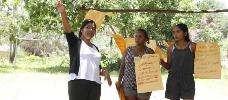 Taller participativo organizado por el Movimiento Xingu Vivo para Sempre Tres participantes en un taller del Movimiento Xingu Vivo para Siempre sostienen carteles