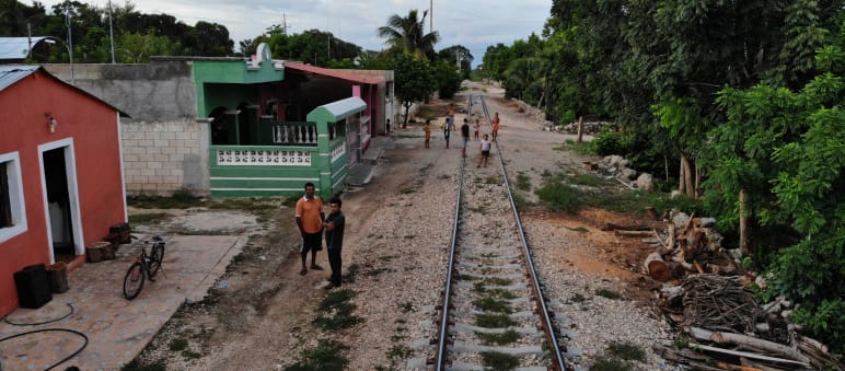 Vía de tren existente: la necesaria para un tren rápido requiere 40 metros más a lo ancho Via actual en uno de los lugares por donde pasará la via del Tren Maya