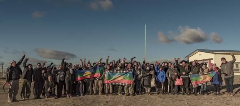 Afafan o grito colectivo del Pueblo Mapuche por las luchas y resistencias de las comunidades. Junio de 2023. Foto de grupo tras un taller de extractivismos organizado por la Asamblea en Defensa del Agua y el Territorio de Wawel Niyeo y la Coordinadora del Parlamento Mapuche Tehuelche en el CET N° 26, en Wawel Niyeo/Ing. Jacobacci