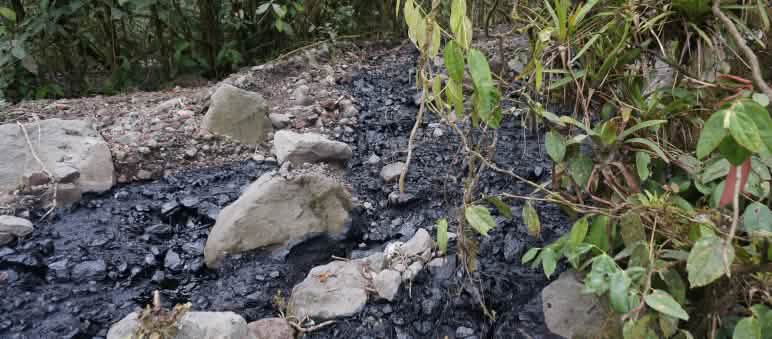 Contaminación petrolera en la Amazonía ecuatoriana Crudo vertido sobre una zona cubierta de grava y piedras