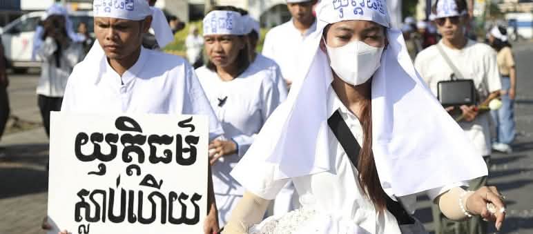Manifestación de Mother Nature Cambodia a modo de cortejo fúnebre. El cartel dice: La Justicia ha Muerto. Una de las manifestaciones de Mother Nature Cambodia, en la que protestan marchando y con vestimentas blancas