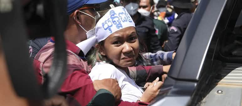 Durante su detención, la activista Phuon Keoraksmey - Mother Nature Cambodia fue galardonada internacionalmente con el Premio Nobel Alternativo. En su propio país 10 de sus jóvenes miembros han sido condenados largas penas de prisión. Detención de Phuon Keoraksmey, activista de Mother Nature Camboya, quien mira a la cámara con expresión de enorme disgusto