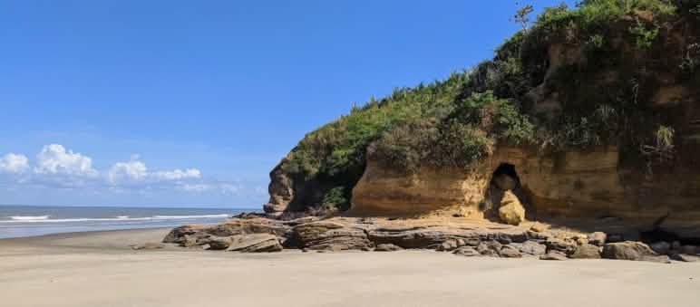 Las rocas de millones de años de la isla de Cajual albergan el importante yacimiento arqueológico de dinosaurios Laje do Coringa Playa y costa rocosa en la isla de Cajual