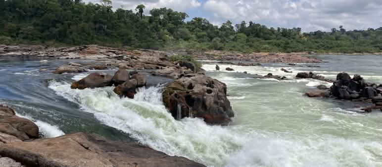 Volta Grande del río Xingu El agua del río Xingu cae varios metros entre las rocas en la selva Amazónica