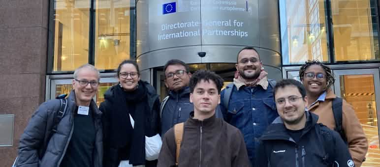 Después de nuestra reunión con la Comisión Europea en la entrada de la Dirección General de Asociaciones Internacionales Foto de grupo de 7 personas frente a la entrada de un edificio de la Comisión de la UE en Bruselas