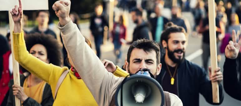 Apagar las protestas es es el objetivo de las demandas por intimidación Manifestación en la calle