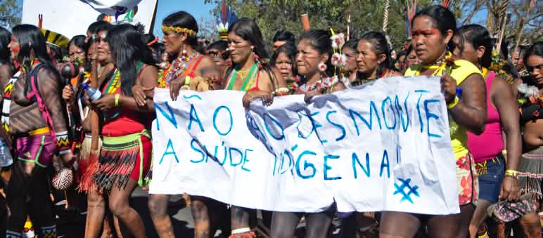 Marcha y manifestación de mujeres indígenas contra la deforestación y por atención sanitaria a los pueblos indígenas, en 2020 Mujeres indígenas de brasil protestan contra la destrucción de sus territorios con una pancarta en la que dice “Nao ao desmonte” contra la deforestación de la selva tropical