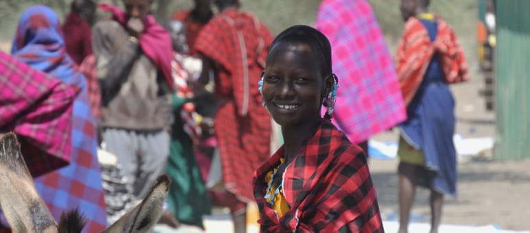 Mujer masai en un mercado cerca del cráter del Ngorongoro Mujeres y hombres del pueblo Masai en un mercado
