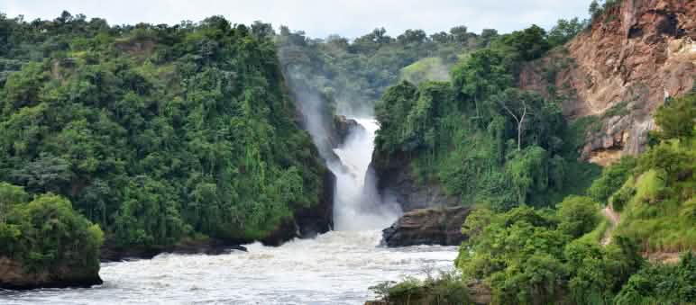 Incluso zonas protegidas como el Parque Nacional de las Cataratas Murchison se encuentran amenazadas por la industria petrolera Vista de las Cataratas Murchinson, Uganda