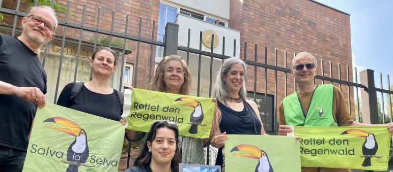 Salva la Selva se acercó a la Embajada de Camboya en Berlín para hacer entrega de la petición 6 personas ante el edificio de la embajada, sosteniendo la petición y las pancartas de Salva la Selva/Rettet den Regenwald