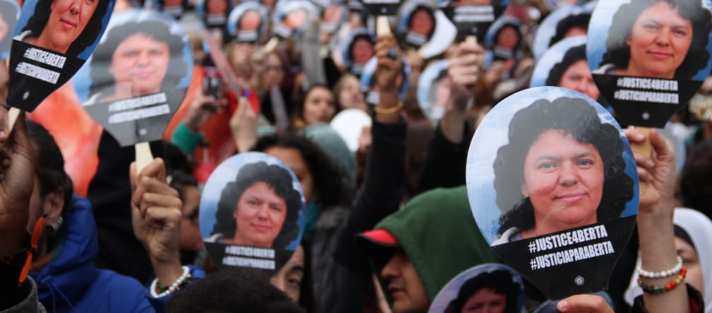 El crimen de Berta Cáceres presente en las discusiones sobre la urgencia de defender a las defensoras Manifestación con máscaras tras el asesinato de Berta Cáceres