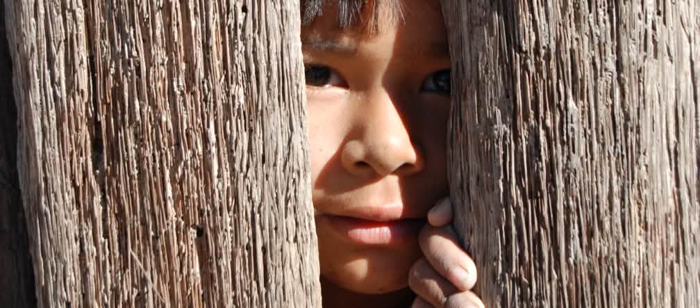 Tímida esperanza de los jóvenes Mataguayo Tímida mirada de un niño entre dos maderos