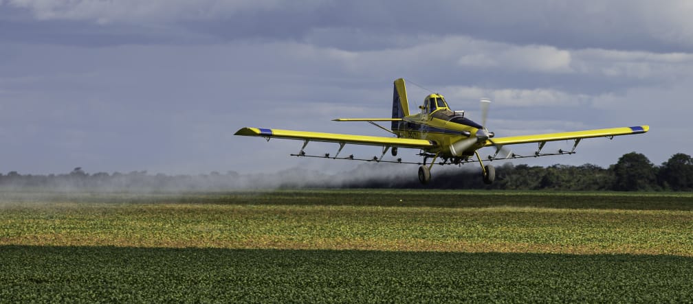 Fumigación de un campo de soja con pesticidas desde el aire en el estado brasileño de Maranhão. Un avión de hélice rocía un campo de soja con pesticidas desde el aire