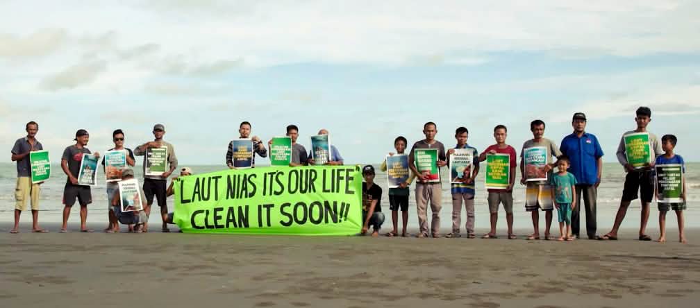 Las comunidades de Nias piden nuestro apoyo Manifestación en una playa de la isla de Nias en Indonesia