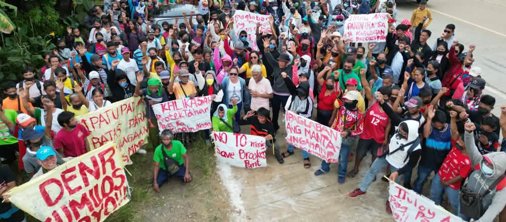 Los habitantes de Brooke's Point bloquean las instalaciones mineras de la empresa Ipilan Nickel Corporation para impedir saquen mineral de níquel Los habitantes de Brooke's Point forman una barricada humana frente a las instalaciones mineras de la empresa Ipilan Nickel Corporation