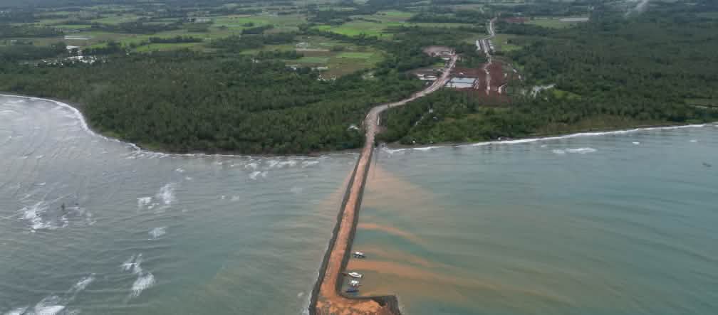 Brooke's Point: desde este embarcadero, Ipilan Nickel Corporation (INC) envía mineral de níquel Un embarcadero parte desde la mina de níquel en la selva tropical hasta el mar. Vista aérea