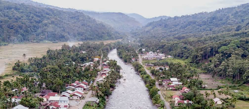 Cristalino - el río Meureubo en Beutong Río atraviesa un pueblo, al fondo se ven montañas