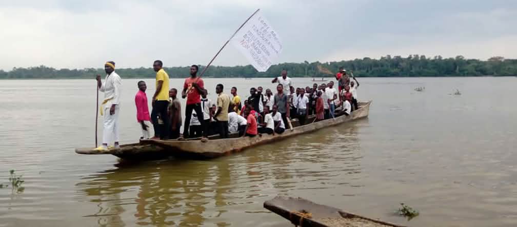 La población local se manifiesta en barca contra el envenenamiento del río Aruwimi Manifiestación en barca contra el envenenamiento del río Aruwimi, en la provincia de Tshopo, República Democrática del Congo