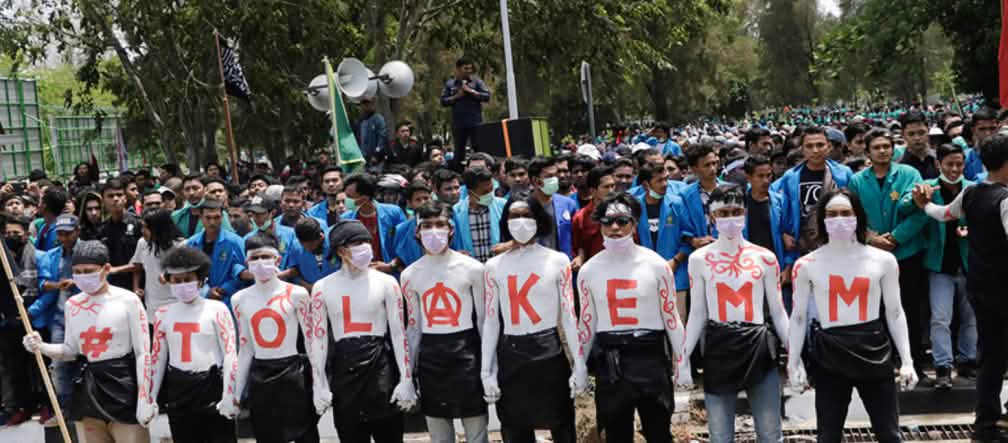 Protesta contra la primera empresa aurífera EMM en 2019 En las camisetas de nueve manifestantes se lee “NO a EMM” en letras mayúsculas