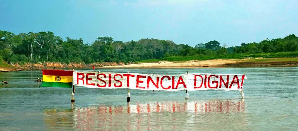 Resistencia en el TIPNIS Pancarta con la leyenda "Resistencia Digna" en el TIPNIS