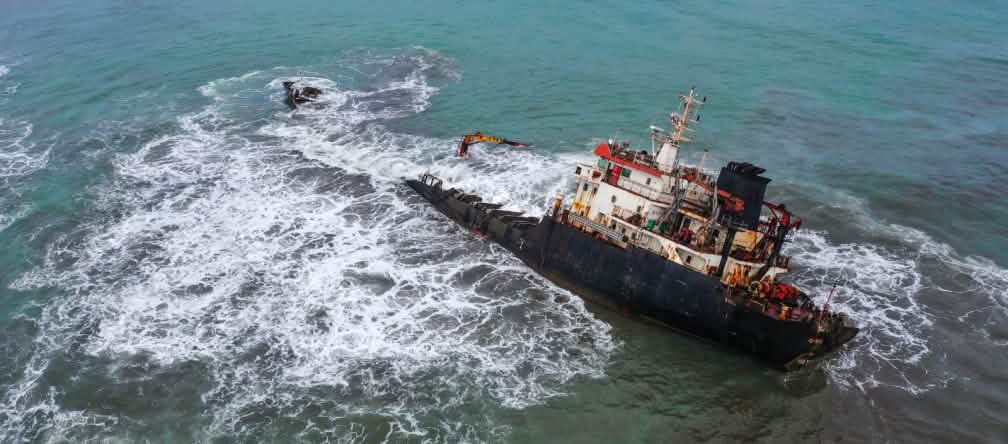 Las fugas de asfalto o bitumen del pecio del MT AASHI están devastando la vida marina cerca de Nias. Pecio del MT AASHI