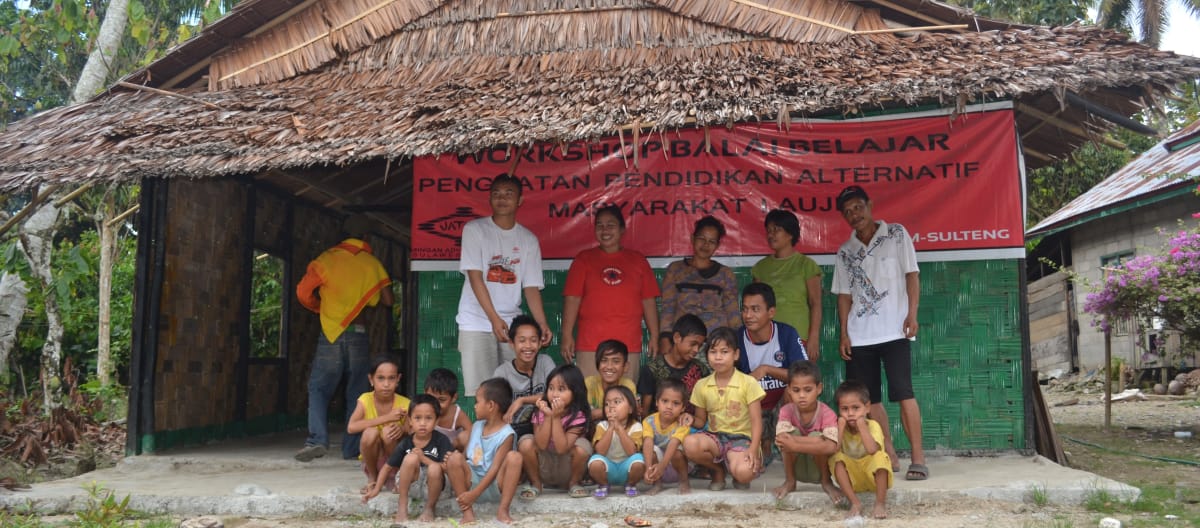 Niños delante de una escuela alternativa