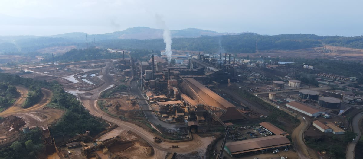 Vista aérea de una gran planta de fundición industrial de níquel