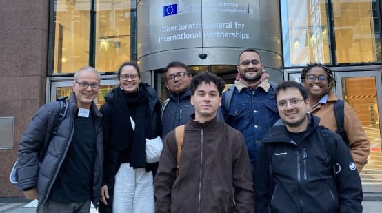 Foto de grupo de 7 personas frente a la entrada de un edificio de la Comisión de la UE en Bruselas